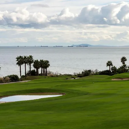 度假居 Golf Club, Step Into Elegance With 3-bedroom Luxury Modern Townhouse Close To Sotogrande *